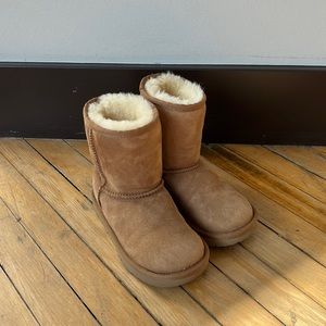 Kid’s UGG boots US size 13